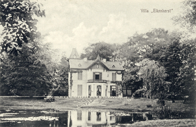14358 Gezicht over de vijver op de achtergevel van de villa Eikenhorst met omringend park (Beckeringhstraat 43) te ...
